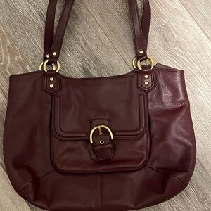 You can't go wrong with this gorgeous Coach shoulder bag!!